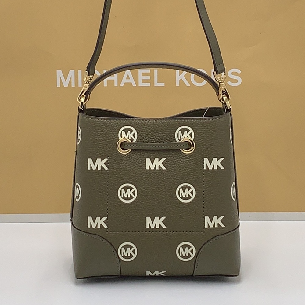 MICHAEL KORS
Mercer Small Logo Embossed Leather
Bucket Bag OLIVE COLOR - Picture 7 of 15